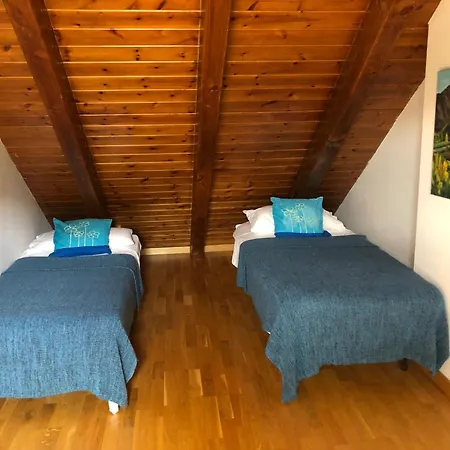 Triplex En Edificio Erta *